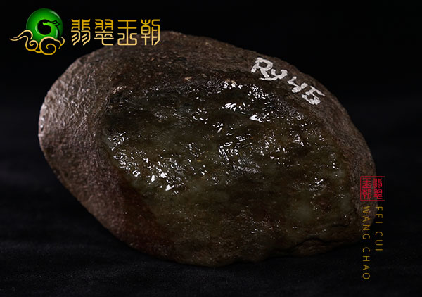 翡翠原石鉴赏:缅甸莫西沙原石种水料皮壳打灯全身有种水