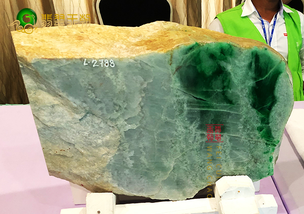 原石料子:缅甸南齐原石摆件大料皮壳压灯讲解分析其特征
