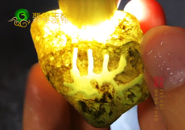 翡翠原石鉴赏:大马坎场口黄翡料皮壳起油性肉质通透细腻