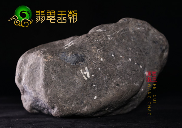 翡翠原石料子:缅甸莫西沙场口原石料子有飘色表现半脱砂皮壳均匀
