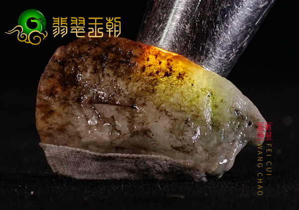 原石皮壳表现:缅甸后江场口翡翠原石断口料压灯通透有种有色表现