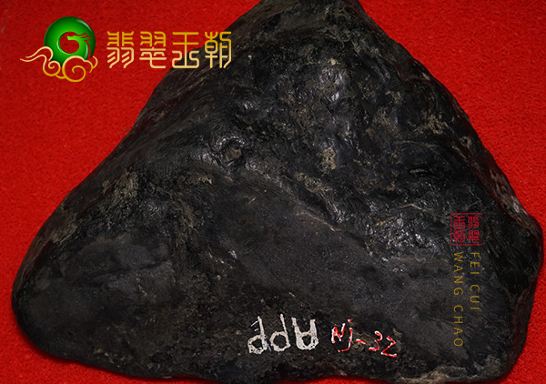 原石皮壳表现:缅甸莫湾基场口翡翠原石料皮壳厚实有松花起藓表现