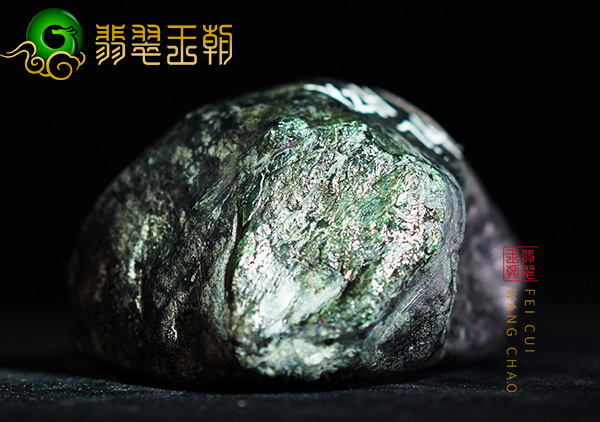 原石皮壳表现:缅甸后江场口色料翡翠原石压灯皮壳紧有油色带表现