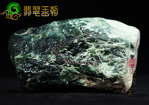 翡翠原石料子:缅甸南齐场口翡翠原石色料什么样的癣易生绿