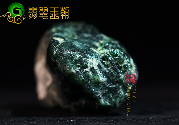 原石皮壳表现:缅甸莫西沙场口翡翠原石精品料打灯通投起荧光