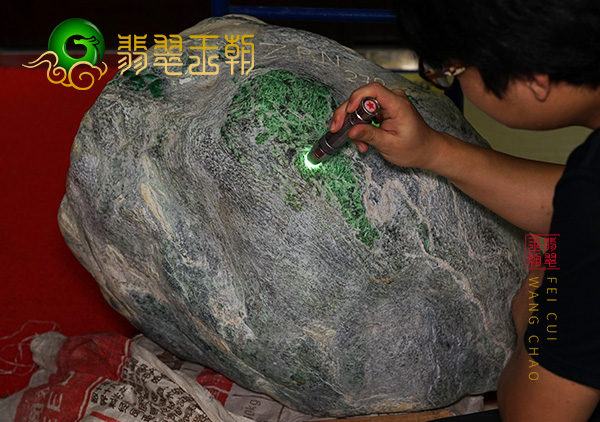 翡翠原石鉴赏:缅甸莫西沙场口翡翠原石打灯周身有种水有手镯位