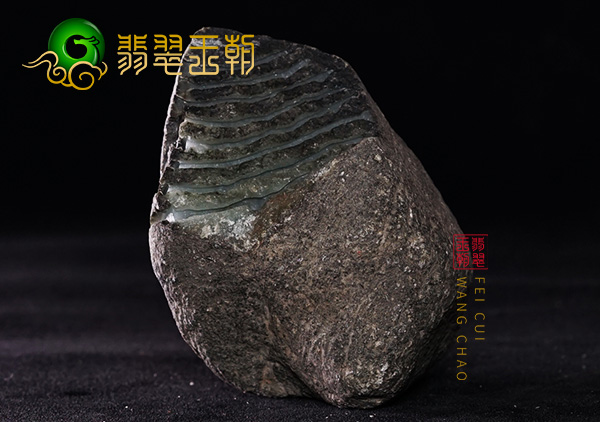 原石皮壳表现:缅甸后江场口翡翠原石色料皮壳表面周身有色花表现