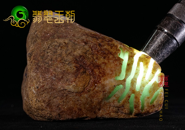 原石皮壳表现:缅甸莫西沙场口翡翠原石白岩砂皮壳打灯穿透种水好